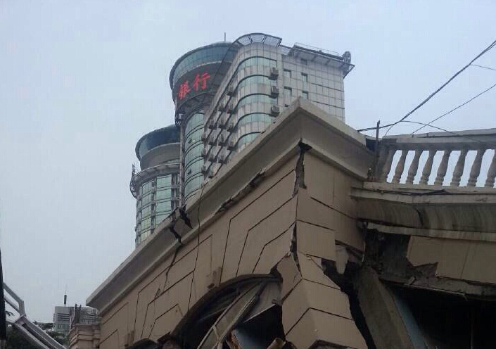 湖北一待拆大樓突然垮塌，萬向重物移動(dòng)器進(jìn)行大量搬運(yùn)作業(yè)